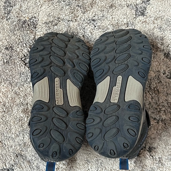 Merrell Kids Mid Boot Unisex Size 11. Easy on with Velcro strap & non tie laces - Picture 4 of 4